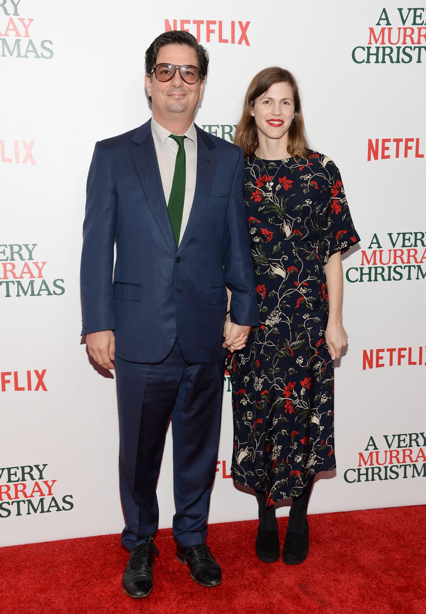 Roman Coppola con su mujer Jenny en el estreno de &quot;A very Murray Christmas&quot;