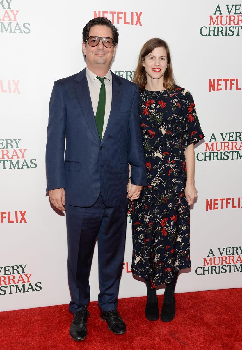 Roman Coppola con su mujer Jenny en el estreno de "A very Murray Christmas"