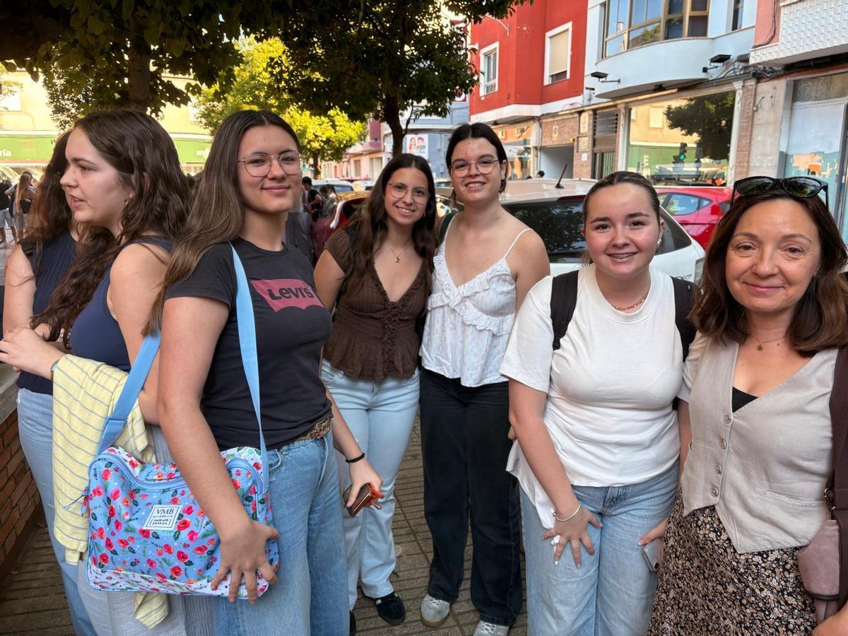 La orientadora del IES Sucro de Albalat, Àngels, junto a sus alumnas.