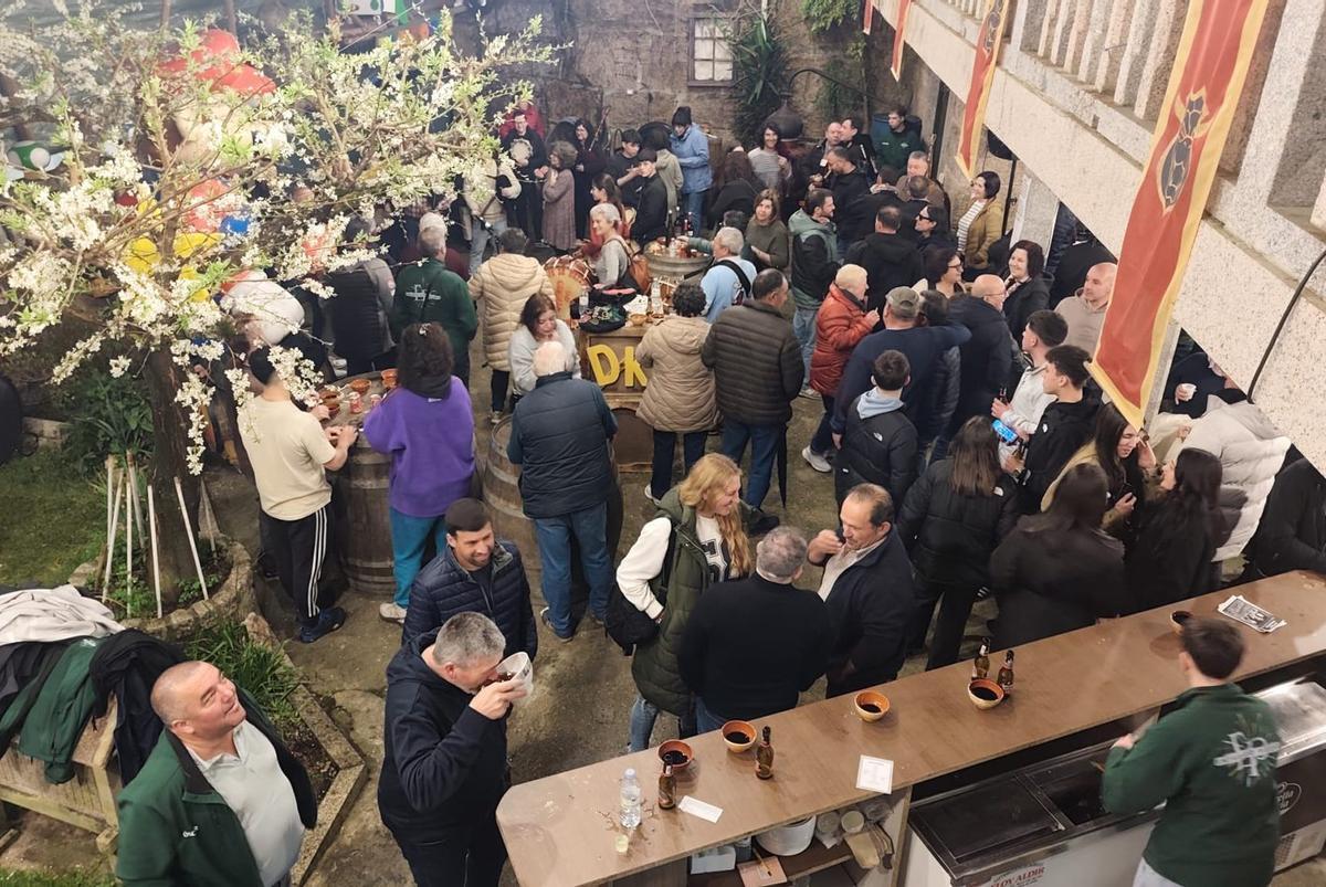 Sobre estas liñas, éxito de afluencia da furancheira. Á dereita, o augardente triunfou en varias xornadas.   | // D.P.
