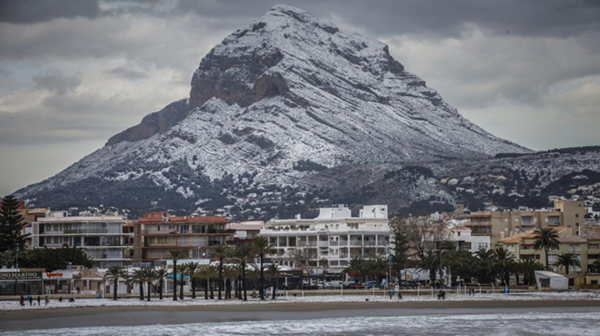 El macizo del Montgó nevado por primera vez desde 1983.