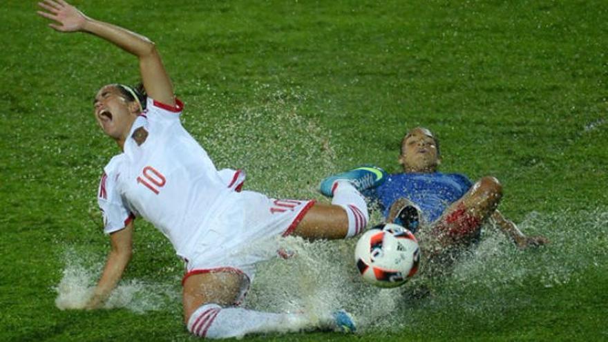 La aruquense Andrea Sánchez es derribada por Delphine Cascarino en un lance de la final de ayer.