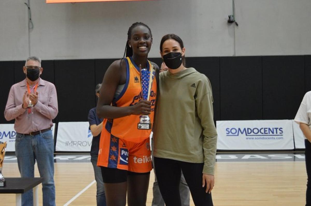 La jugadora de Valencia BC Rebecca Allen, olímpica en Tokio con Australia, entregó el galardón a Awa