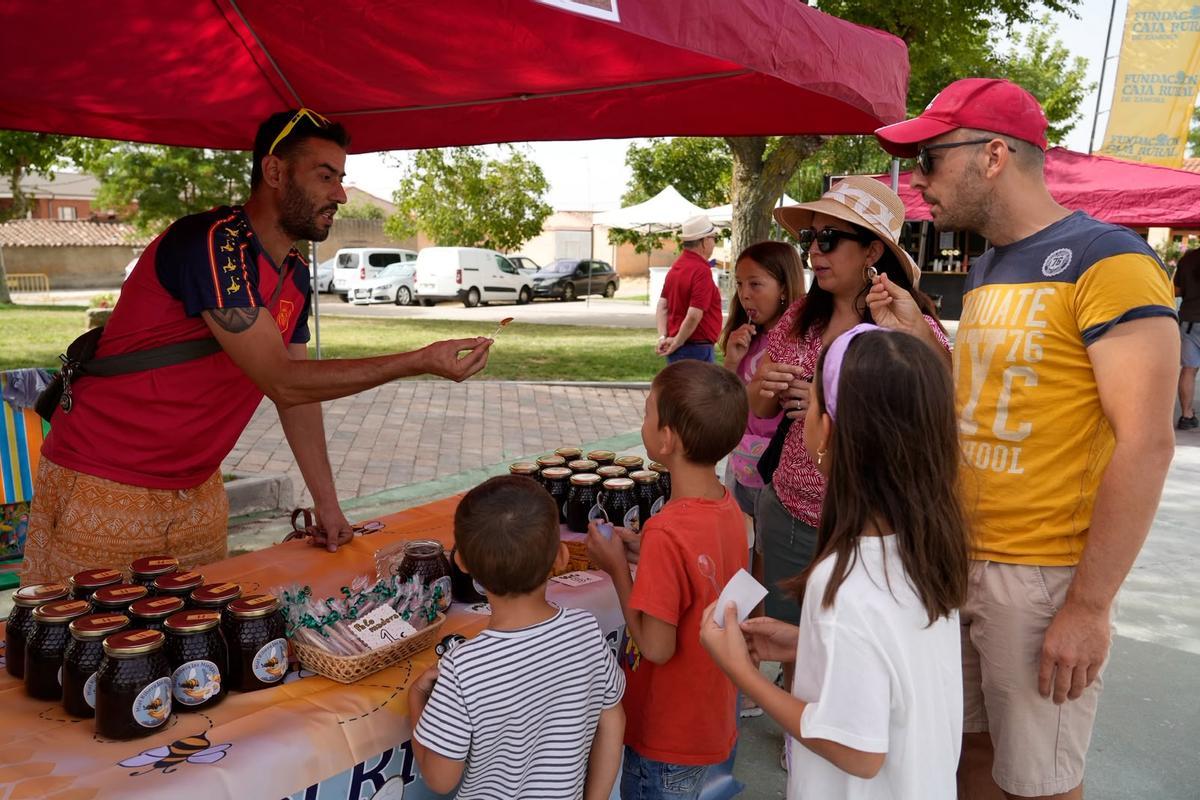 GALERÍA | Pereruela exalta su alfarería tradicional en una feria