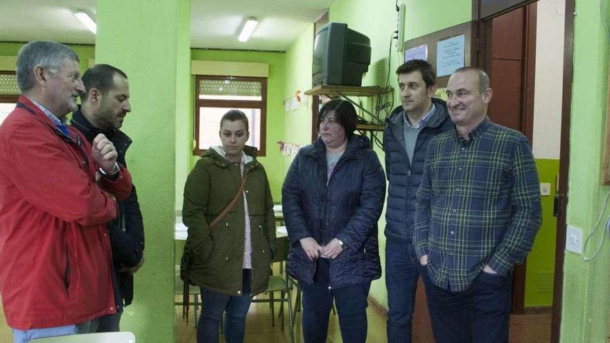 El alcalde, Ángel García, segundo por la izquierda, visitando ayer el comedor junto a miembros de la comunidad educativa de La Ería.