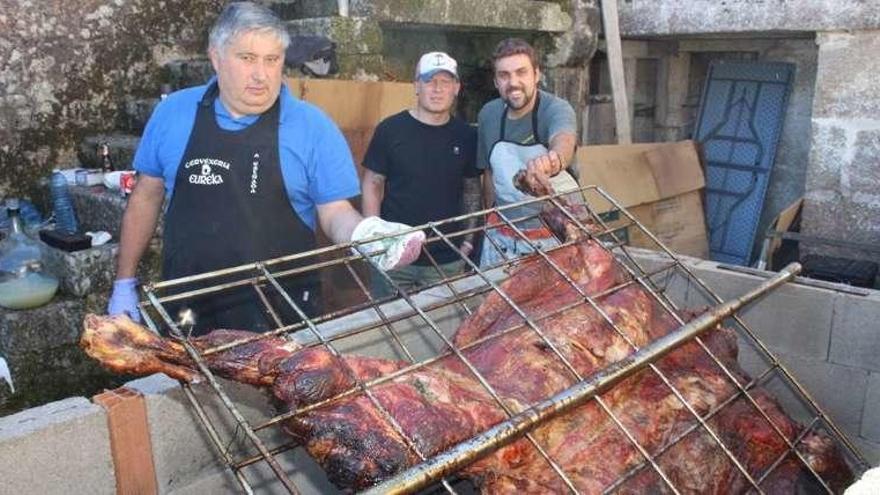 Los cocineros preparan el becerro. // FdV