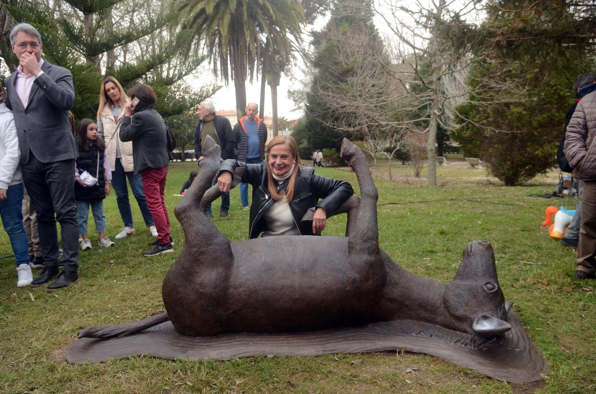 Así fue la inauguración de la escultura que recuerda al burro que descubrió las aguas termales de A Toxa.