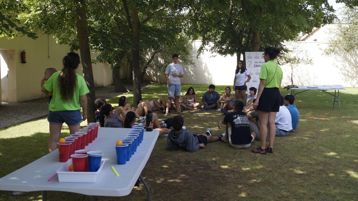 Visita del presidente en funciones de la Diputación de Zamora, Víctor López de la Parte y el diputado de Juventud y Deportes, Juan del Canto Sevillano al Campamento de Transfronterizo 2025. Fundación Rei Afonso Henriques, Zamora.