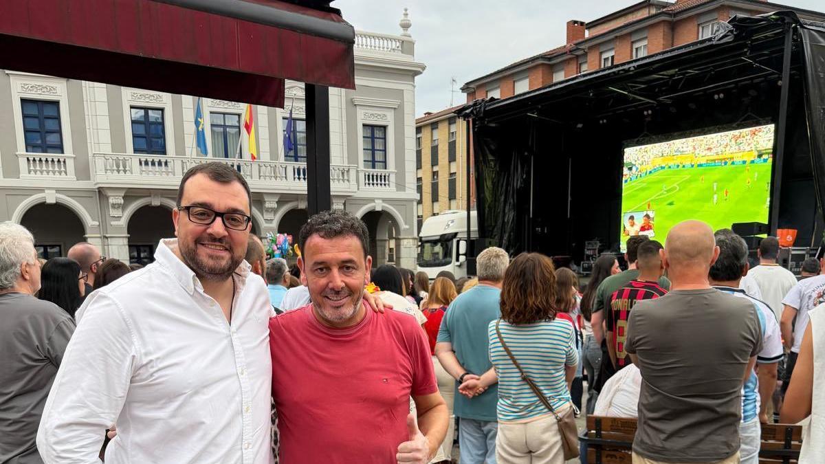 Barbón viendo el partido en Laviana junto con el alcalde, Julio García