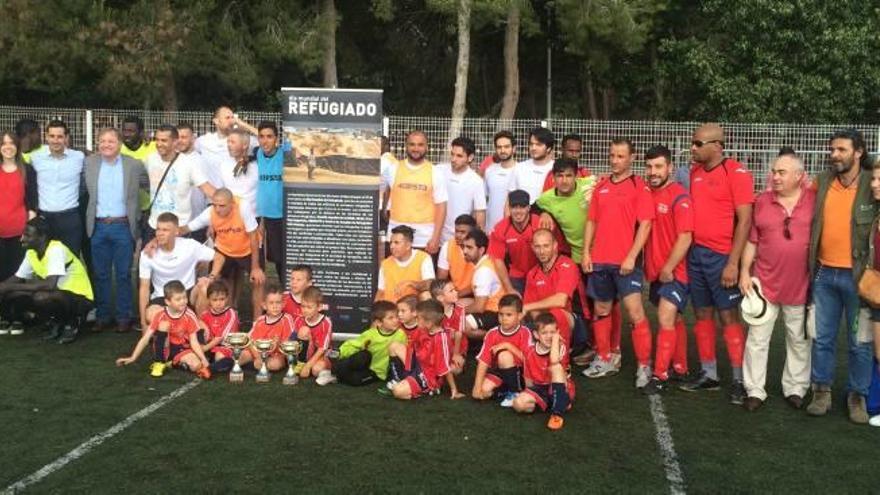 Residentes de centros de acogida juegan un partido de fútbol por la integración