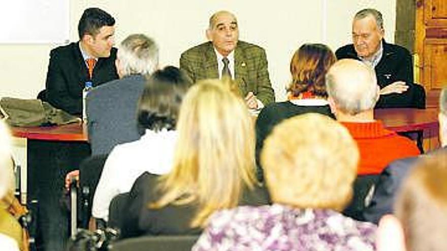 Ruiz de la Peña, en el centro, durante la conferencia que ofreció en Ciaño.