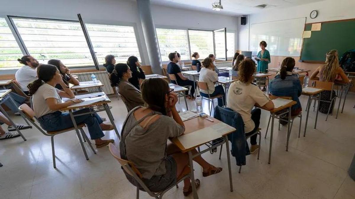 En la imagen, opositores momentos antes de comenzar su examen en la primera prueba del proceso de estabilización del cuerpo de profesores de Secundaria.
