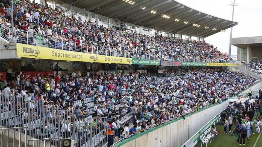 El Córdoba escucha a la afición y remata los precios de los abonos