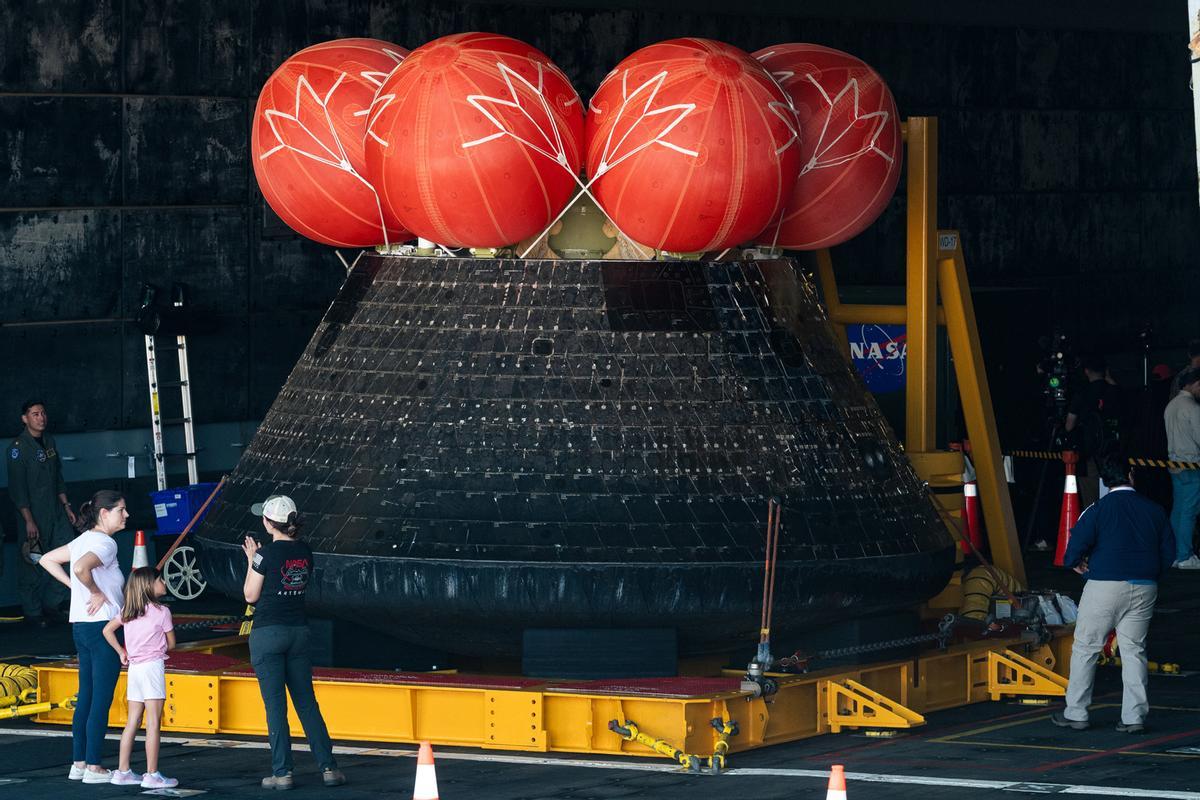 La cápsula espacial Orion se exhibe en la cubierta de pozo del USS John P. Murtha en San Diego, California, EE. UU. La cápsula espacial Orion se exhibe en la cubierta de pozo del USS John P. Murtha en San Diego, California, EE. UU.