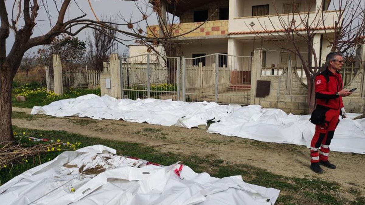 Al menos 40 personas han muerto, entre ellos varios niños, al naufragar una barca con 250 migrantes a bordo cerca de la costa de la región italiana de Calabria, en el sur del país. Decenas de cuerpos han sido encontrados en las playas de Steccato di Cutro, un balneario en la provincia de Crotone, y otros más han sido vistos en el mar.