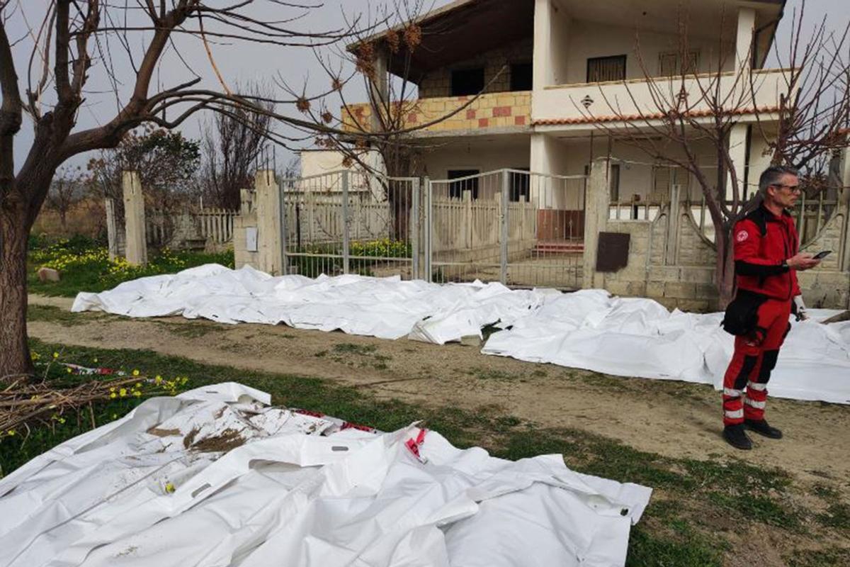 Al menos 40 personas han muerto, entre ellos varios niños, al naufragar una barca con 250 migrantes a bordo cerca de la costa de la región italiana de Calabria, en el sur del país. Decenas de cuerpos han sido encontrados en las playas de Steccato di Cutro, un balneario en la provincia de Crotone, y otros más han sido vistos en el mar.