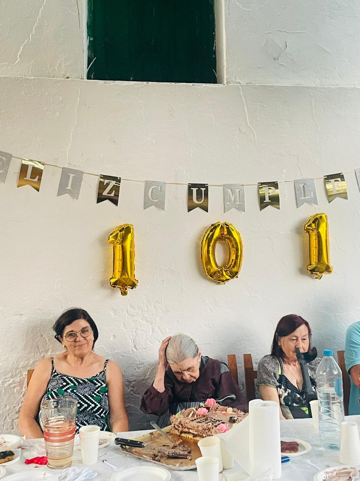 Catalina d'en Gall, en la celebración de su 101 cumpleaños.