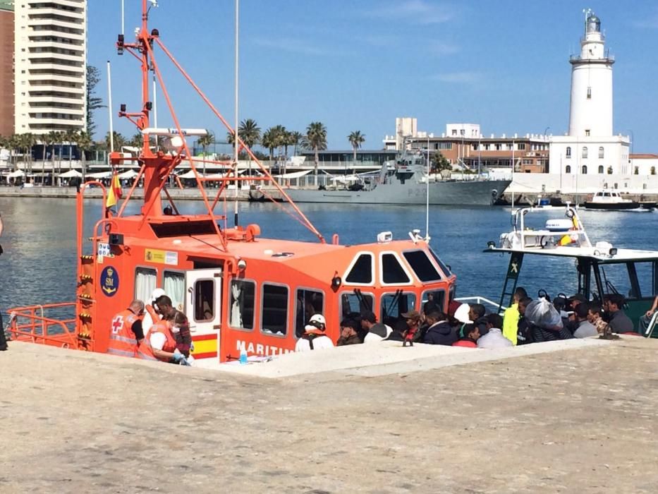 Llega una patera al puerto de Málaga