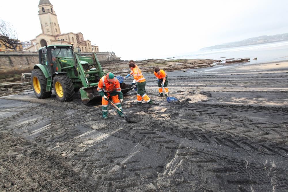 Limpieza de carbón en la playa de San Lorenzo