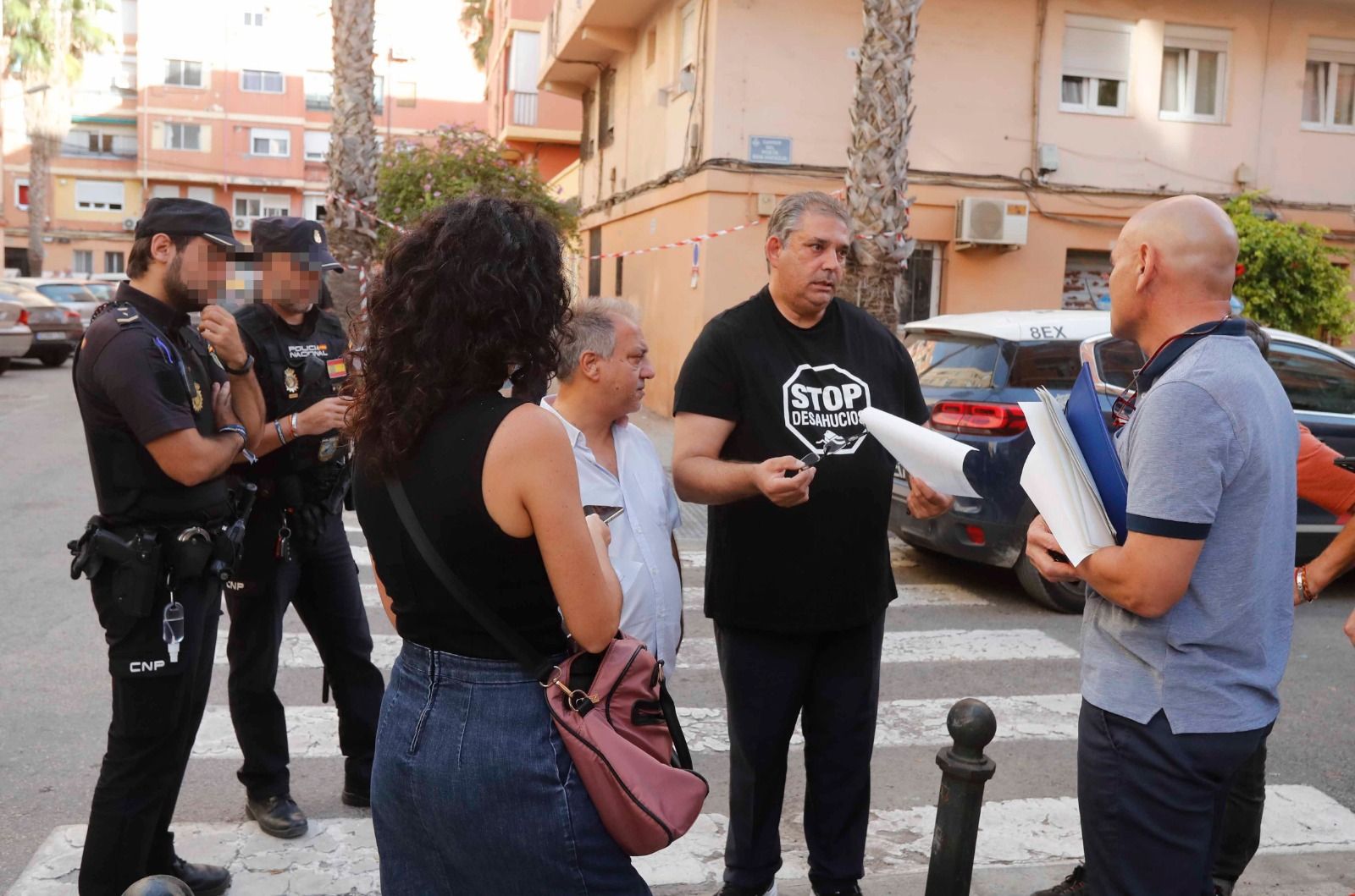 La presión vecinal logra paralizar un desahucio en València