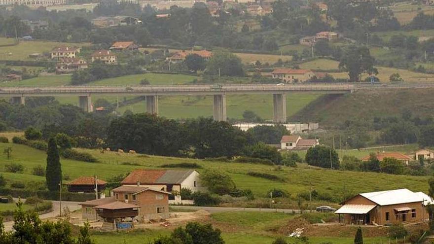 En primer término, parcelas de un núcleo rural en San Martín de Huerces.