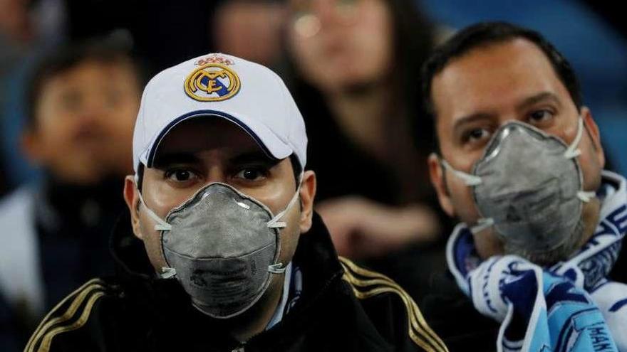 Seguidores madridistas, anoche, con mascarillas en el encuentro Real Madrid-Manchester City. // S.Vera