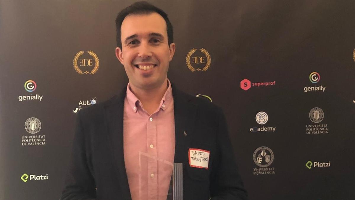 David Muñoz, posa con el premio recibido por su proyecto de educación digital