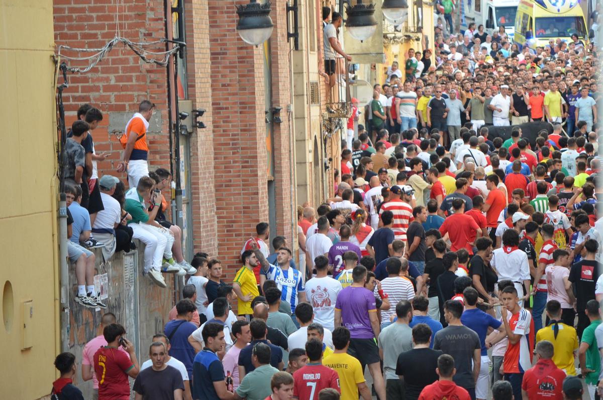 Cientos de personas en la calle Los Carros, con Glorificado.