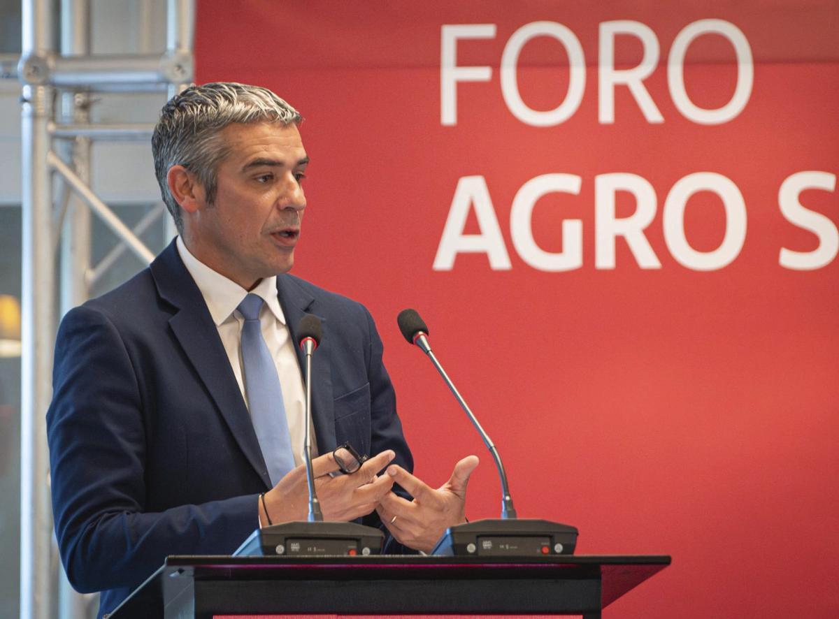 El redactor jefe de EL DÍA, Moisés Álvarez; la presidenta de Asaga, Ángela Delgado; el presidente de Asprocan, José Carlos Rendón; y la directora de zona del Banco Santander en Tenerife y La Palma, Emma Polo.  |  | A.J.