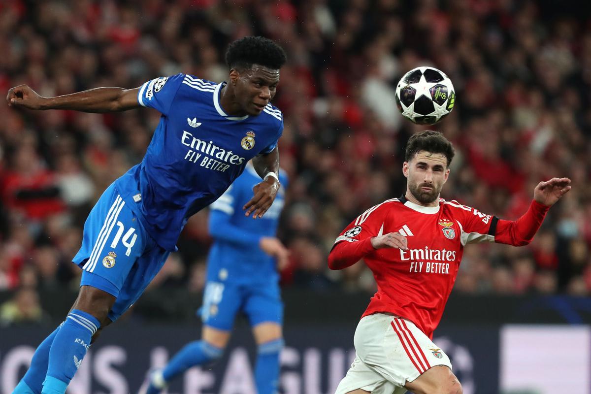 Aurelien Tchouameni disputa un balón por alto.