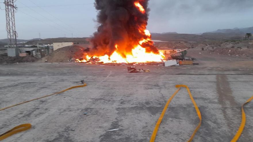 Arden las pateras abandonadas en Maspalomas