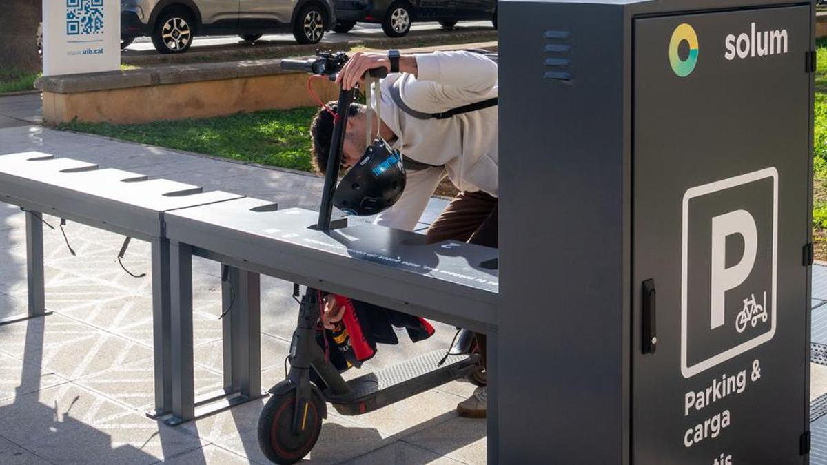 El primer aparcamiento solar para recargar patinetes eléctricos que instaló la UIB está en el Guillem Cifre.