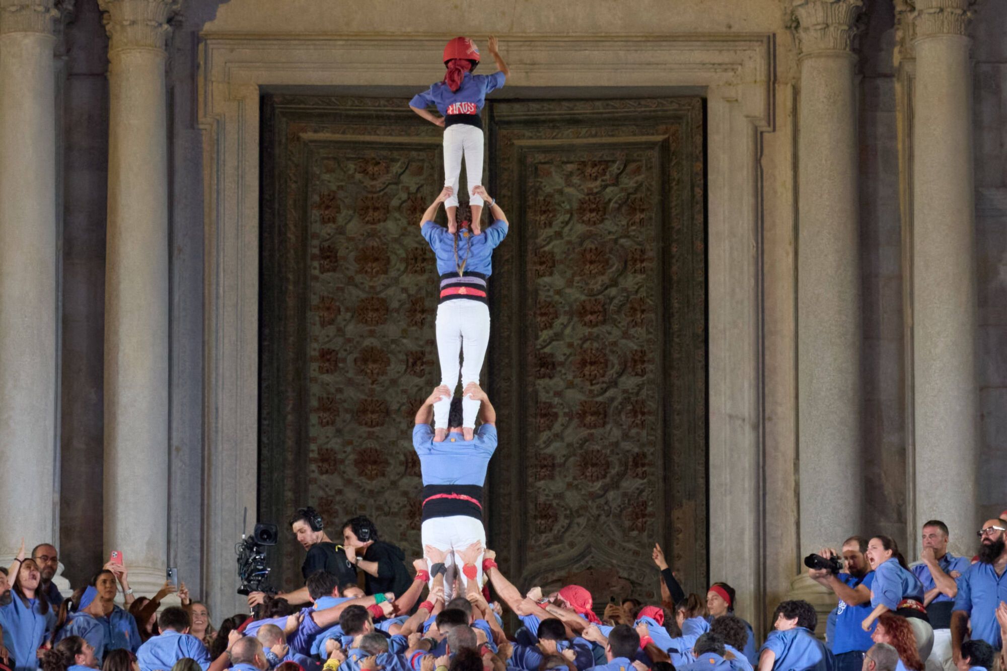 Les imatges de la pujada del pilar de 4 a les escales de la Catedral