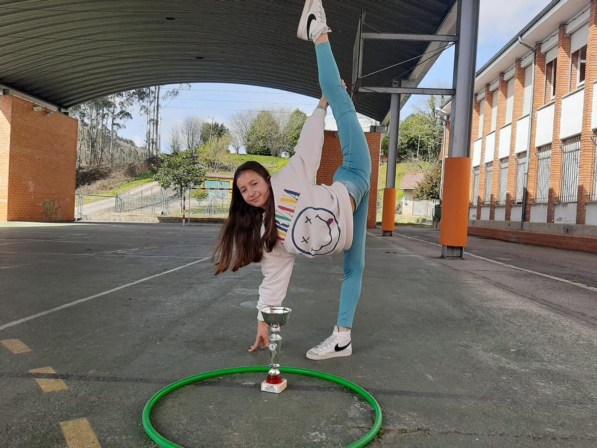 Paula Gómez, con su trofeo en el patio del colegio