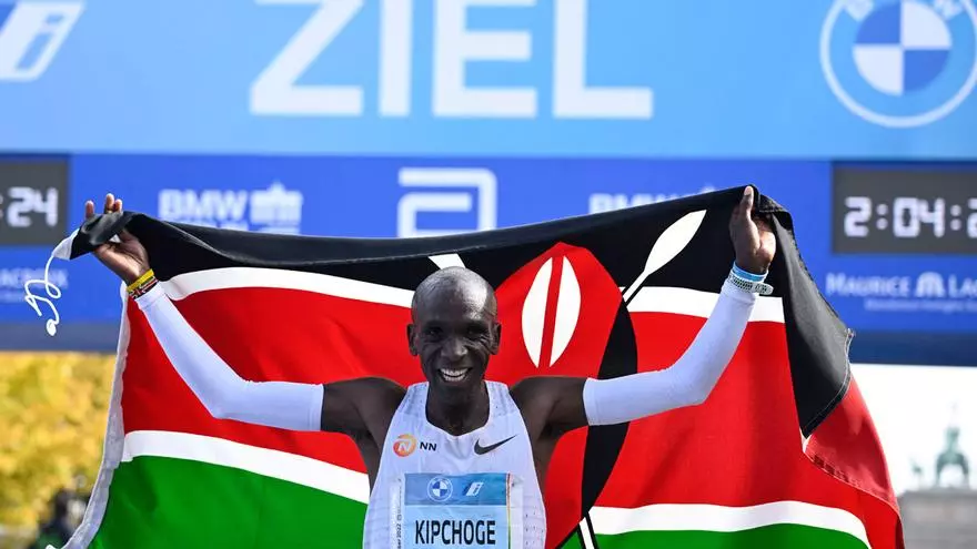 Kipchoge rompe su propio récord del mundo (2h.01.09) en Berlín