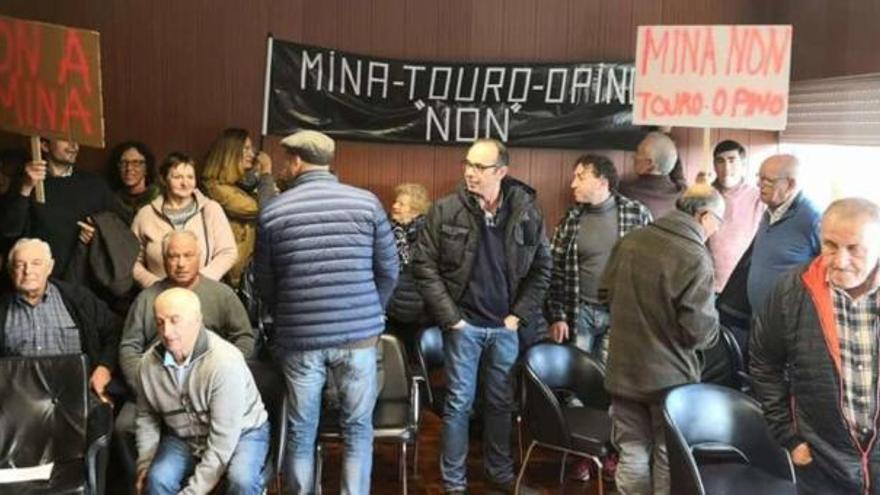 Vecinos contrarios a la mina de Touro-O Pino, en el pleno celebrado el viernes en Touro.