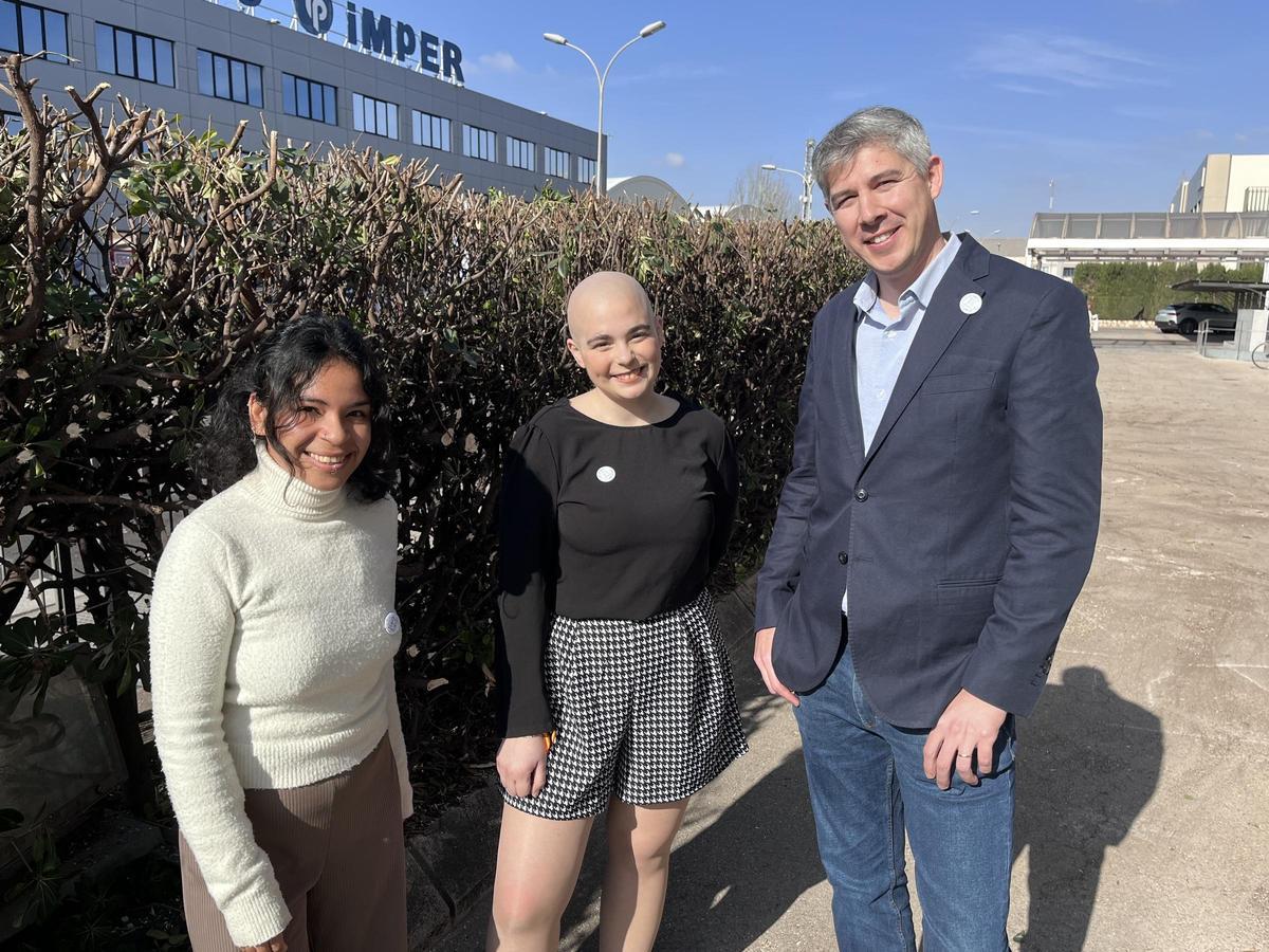 Samuel Garrote, el padre de Carla, es miembro activo de la asociación Aspanion y posa con dos supervivientes de cáncer.