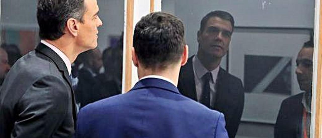 El presidente del Gobierno, Pedro Sánchez, durante la visita que realizó el viernes a la feria de arte contemporáneo Arco 2019.