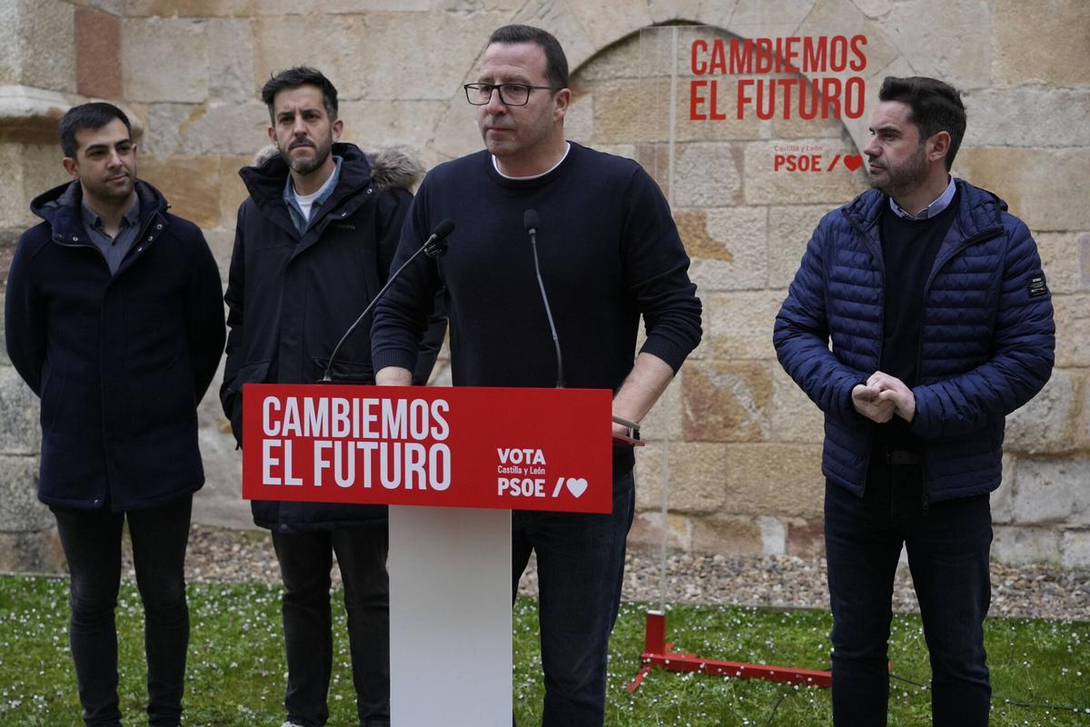 Iñaki Gómez interviene en la rueda de prensa del último día de campaña.
