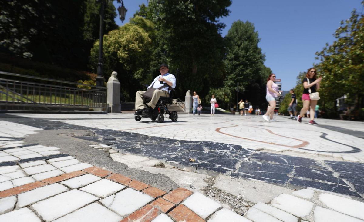 Desperfectos en el paseo de los Álamos del Campo San Francisco. | LUISMA MURIAS