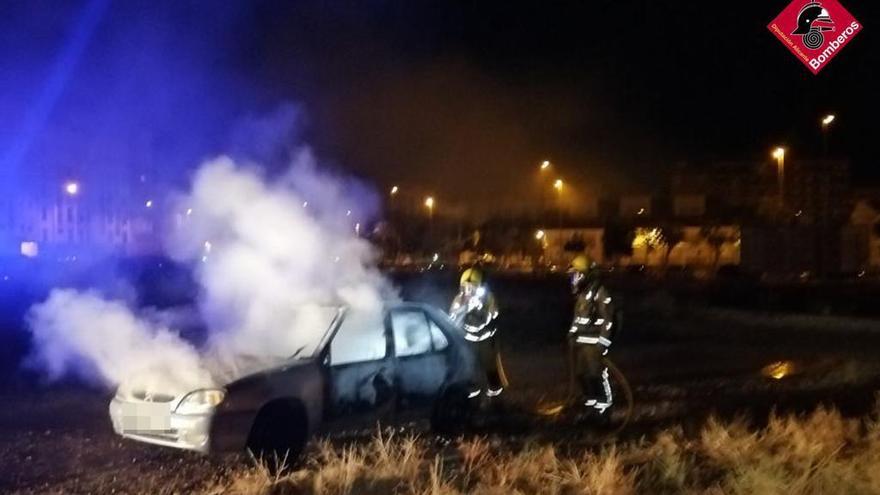 Un coche se incendia de madrugada en Carrús