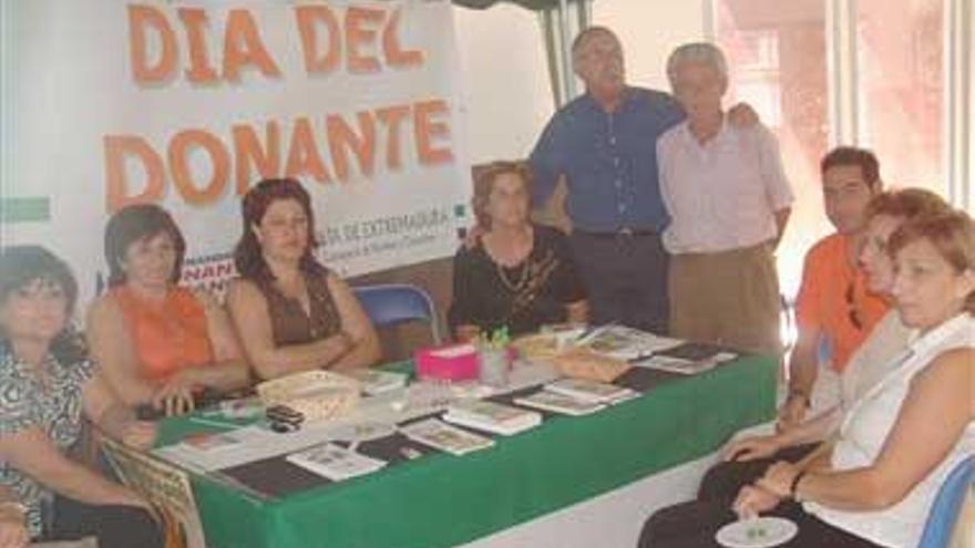 Alcer homenajea al pueblo de Almendralejo por su solidaridad