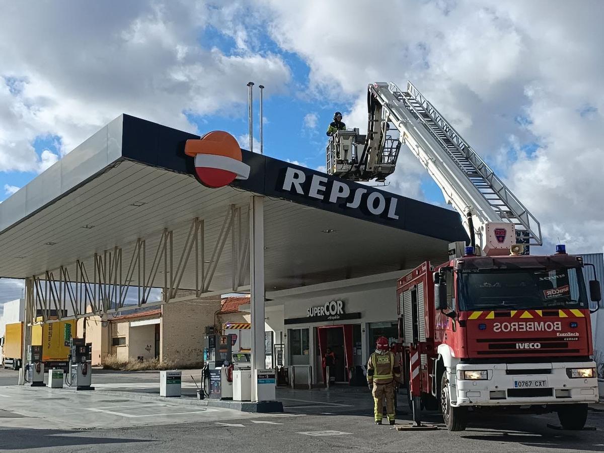 Bomberos del parque de Yecla trabajan para asegurar la cubierta de una estación de servicio