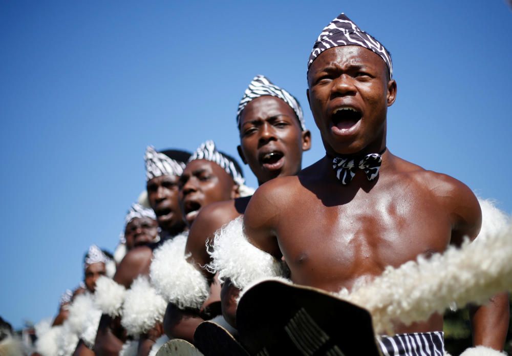 Concursantes de la competición anual de baile zulú que tiene lugar en Durban, Suráfrica.