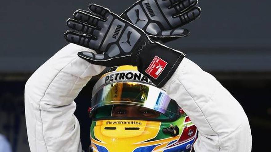 Hamilton logra la &#039;pole&#039; en casa