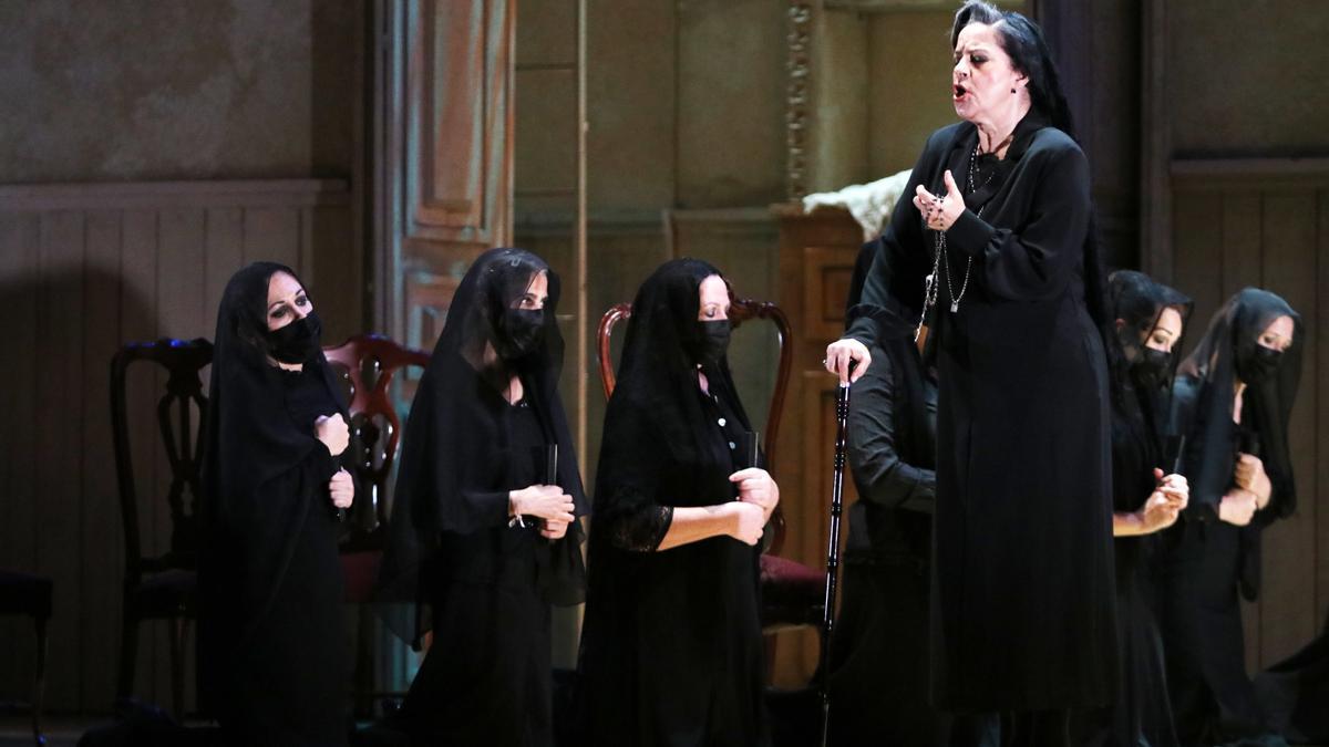 Un instante de la representación de la ópera 'La casa de Bernarda Alba'.