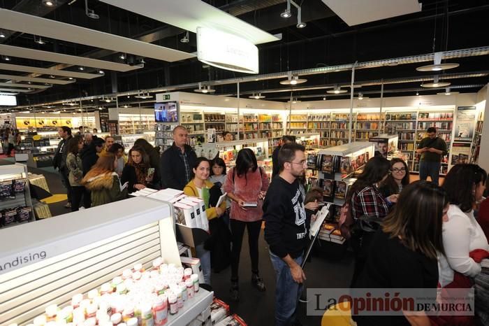 Rozalén, en la firma de discos y libros en FNAC