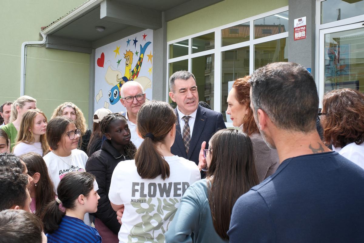 Román Rodríguez durante a súa visita ao CEIP Praia de Xardín.