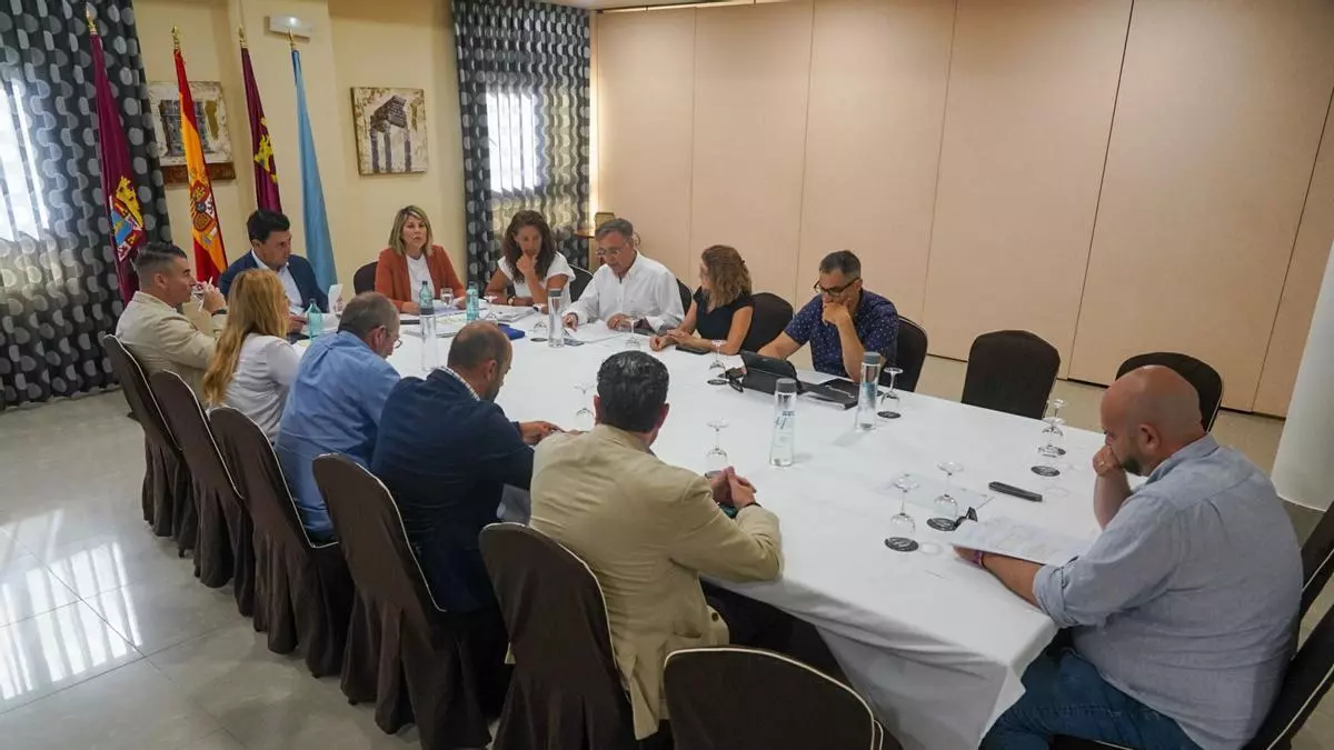 Cartagena incorpora un autobús lanzadera para ir del aparcamiento disuasorio al faro de Cabo de Palos por 1 euro