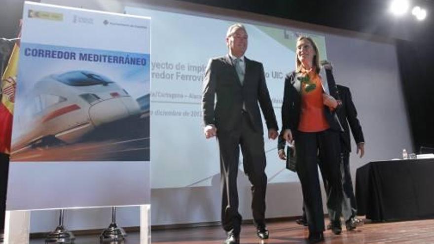 La patronal hotelera Hosbec se mofa del aeropuerto y AVE de Castelló para reclamar la alta velocidad en Benidorm